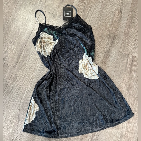 SOLD❤️FINAL SALE💐 NUDE piper velvet slip dress ✨ - Picture 3 of 10